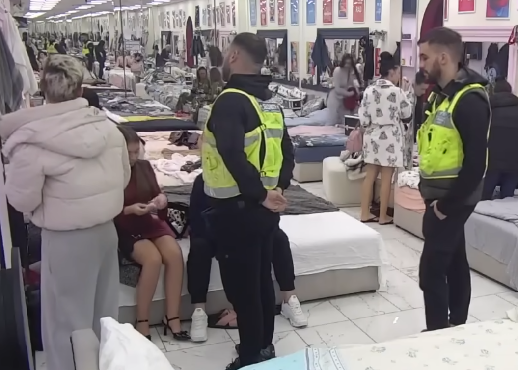 Obezbeđenje napravilo živi zid!! Mina i Uroš u žestokom okršaju,pale teške pretnje(VIDEO) Obezbeđenje napravilo živi zid!! Mina i Uroš u žestokom okršaju,pale teške pretnje(VIDEO)