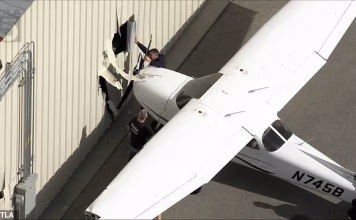 Neuspjela krađa aviona šokirala SAD: Cessna se zabila u zgradu na aerodromu Neuspjela krađa aviona šokirala SAD: Cessna se zabila u zgradu na aerodromu