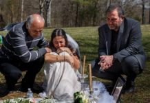 Ljubav jača od smrti: Djevojka u vjenčanici klečala na grobu svog vjerenika Ljubav jača od smrti: Djevojka u vjenčanici klečala na grobu svog vjerenika