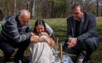 Ljubav jača od smrti: Djevojka u vjenčanici klečala na grobu svog vjerenika Ljubav jača od smrti: Djevojka u vjenčanici klečala na grobu svog vjerenika