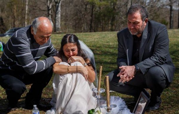 Ljubav jača od smrti: Djevojka u vjenčanici klečala na grobu svog vjerenika Ljubav jača od smrti: Djevojka u vjenčanici klečala na grobu svog vjerenika