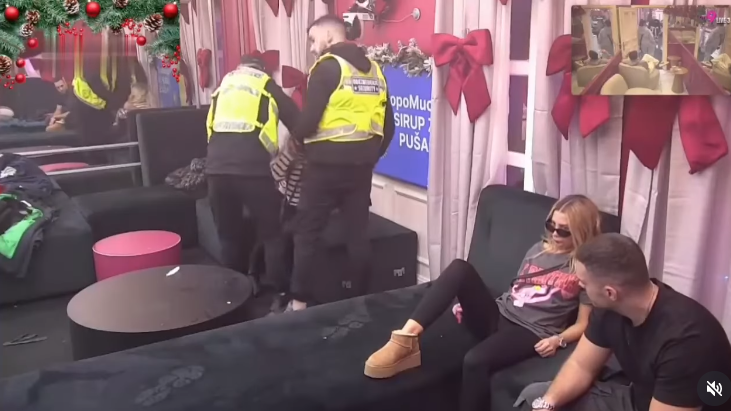 Drama bez presedana: Sunčica izgubila kontrolu i nasrnula na Aneli Drama bez presedana: Sunčica izgubila kontrolu i nasrnula na Aneli