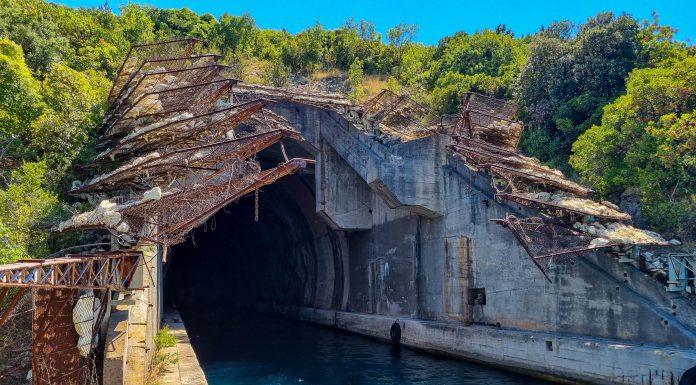 Decenijama nevidljivo iz zraka: Šta je Tito skrivao u tajnom tunelu na Jadranu.(VIDEO) Decenijama nevidljivo iz zraka: Šta je Tito skrivao u tajnom tunelu na Jadranu
