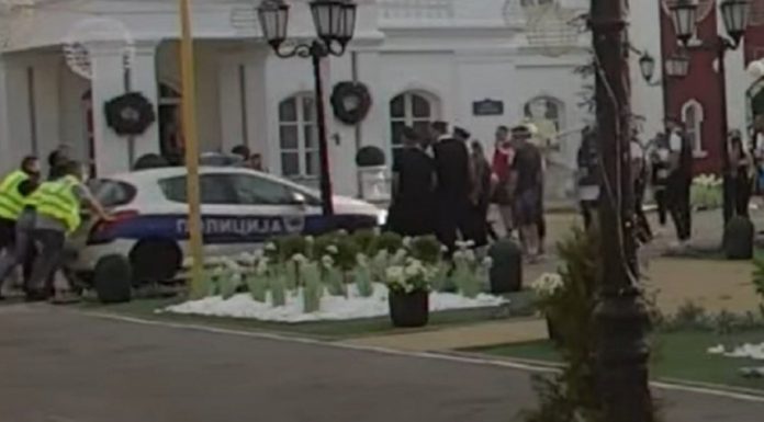 ZADRUGARKINA MAJKA POZVALA POLICIJU!!Policija upala na kapije “Elite 9” zbog šokantnih scena maltretiranja! ZADRUGARKINA MAJKA POZVALA POLICIJU!!Policija upala na kapije “Elite 9” zbog šokantnih scena maltretiranja!