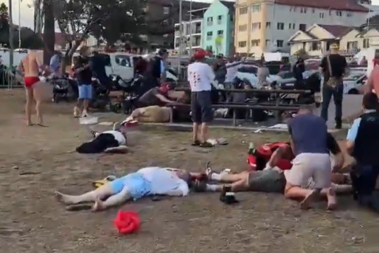 Panika u Sidneju - Deseci mrtvih u pucnjavi na najpoznatijoj plaži Panika u Sidneju: Deseci mrtvih u pucnjavi na najpoznatijoj plaži