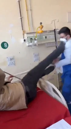 &Scaron;okantan snimak iz Indije: Tražio po&scaron;tovanje, dobio batine, Ljekar tukao pacijenta u bolničkoj sobi.(VIDEO)