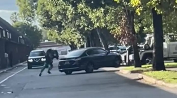 Vozač vučne službe odvukao auto s djetetom: Djevojčica ispala na cestu, otac utrčao u saobraćaj..(VIDEO) Vozač vučne službe odvukao auto s djetetom: Djevojčica ispala na cestu, otac utrčao u saobraćaj