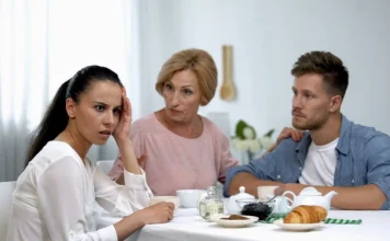 Šok ispovijest: Zbog dojenja ostala gladna, a muževa porodica joj okrenula leđa Šok ispovijest: Zbog dojenja ostala gladna, a muževa porodica joj okrenula leđa