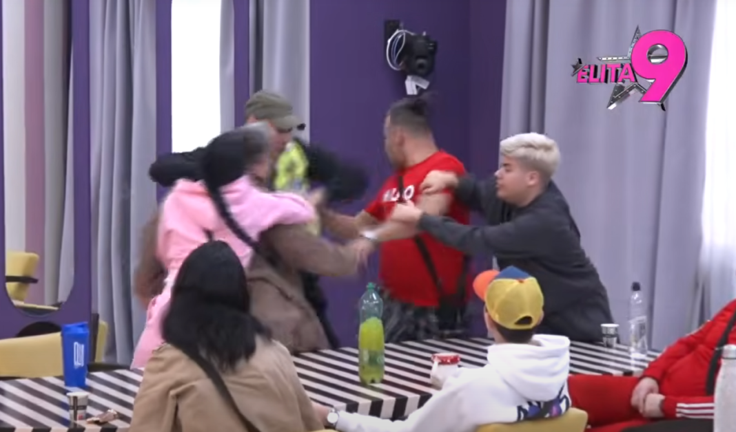 Haos u Odabranima: Matora pljuvala i gađala Boru, obezbjeđenje jedva reagovalo! Haos u Odabranima: Matora pljuvala i gađala Boru, obezbjeđenje jedva reagovalo!