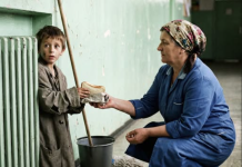 Pretužna istinita priča!! Gladni dječak i školska čistačica: Dobrota koja se vratila nakon 20 godina Pretužna istinita priča!! Gladni dječak i školska čistačica: Dobrota koja se vratila nakon 20 godina