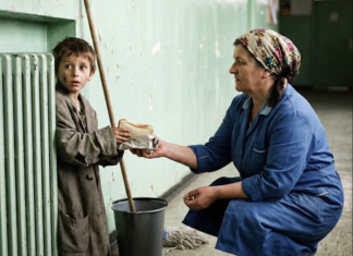 Pretužna istinita priča!! Gladni dječak i školska čistačica: Dobrota koja se vratila nakon 20 godina Pretužna istinita priča!! Gladni dječak i školska čistačica: Dobrota koja se vratila nakon 20 godina