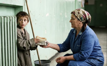 Pretužna istinita priča!! Gladni dječak i školska čistačica: Dobrota koja se vratila nakon 20 godina Pretužna istinita priča!! Gladni dječak i školska čistačica: Dobrota koja se vratila nakon 20 godina