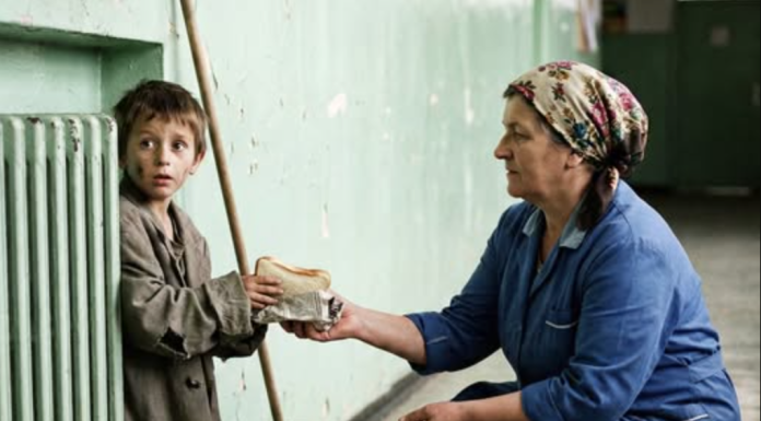 Pretužna istinita priča!! Gladni dječak i školska čistačica: Dobrota koja se vratila nakon 20 godina Pretužna istinita priča!! Gladni dječak i školska čistačica: Dobrota koja se vratila nakon 20 godina