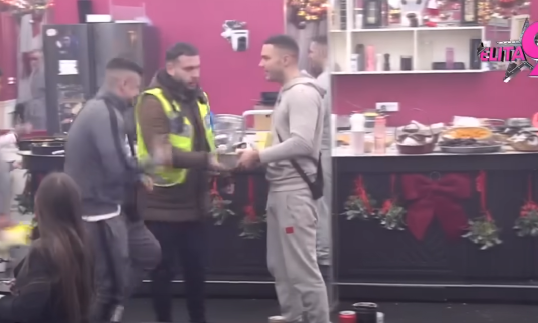 Na Božić obezbjeđenje ušlo u Belu kuću zbog Anđela i Terze: Ranković pokazao kakav je čovjek Na Božić obezbjeđenje ušlo u Belu kuću zbog Anđela i Terze: Ranković pokazao kakav je čovjek