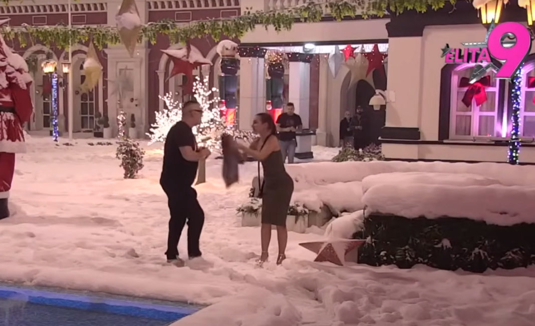 „Ako me voliš…“ – Sale Luks postavio ultimatum koji je zaledio Belu kuću (VIDEO) „Ako me voliš…“ – Sale Luks postavio ultimatum koji je zaledio Belu kuću (VIDEO)