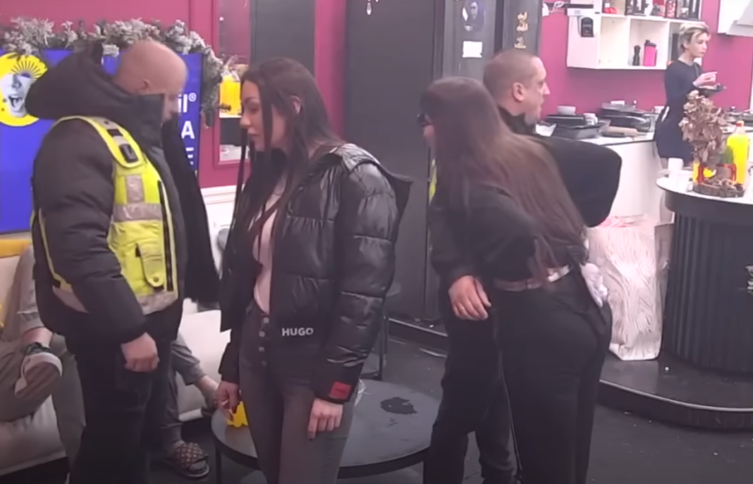 Uroš i Miljana potpuno izgubili kontrolu: Obezbjeđenje se sjurilo u kuću, a onda je vrag odnio šalu Uroš i Miljana potpuno izgubili kontrolu: Obezbjeđenje se sjurilo u kuću, a onda je vrag odnio šalu