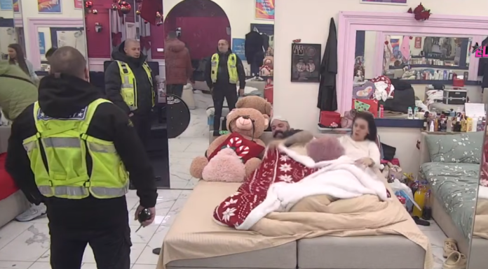 Prešla se granica: Fizički okršaj Luke i Anite digao obezbjeđenje na noge (VIDEO) Prešla se granica: Fizički okršaj Luke i Anite digao obezbjeđenje na noge (VIDEO)