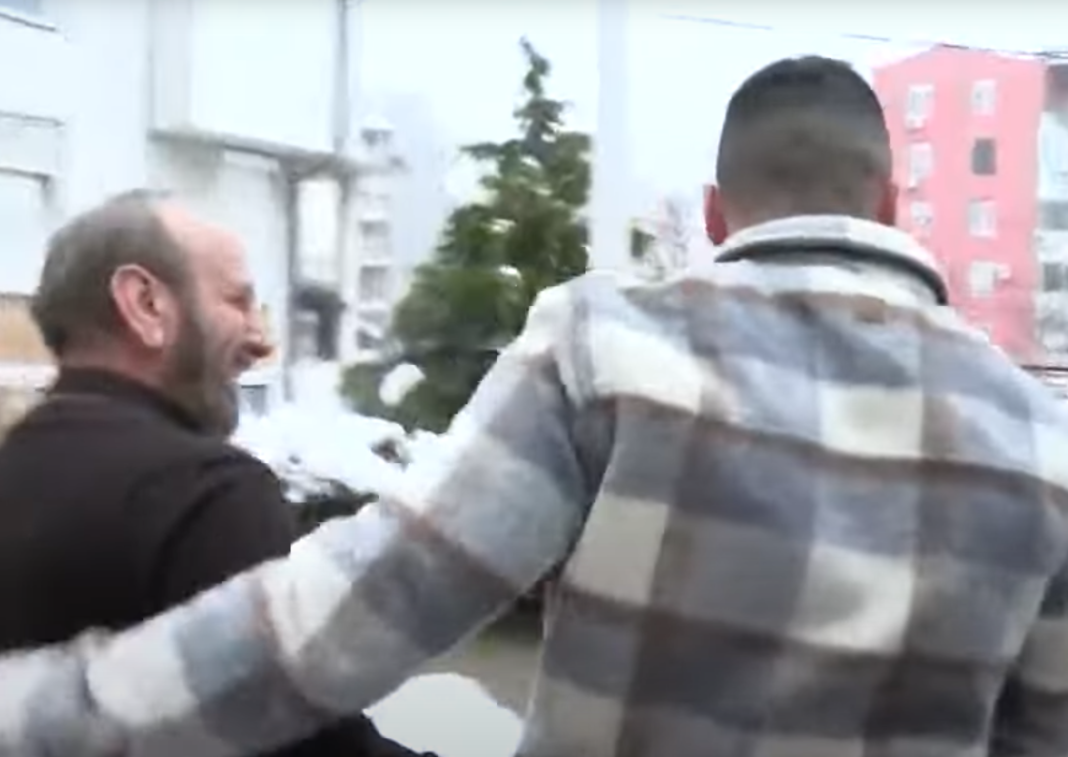 Tajni razgovor iza crkve! Sveštenik prišao Terzi i otkrio kršteno ime njegove kćerke – Pink sve snimio (VIDEO) Tajni razgovor iza crkve! Sveštenik prišao Terzi i otkrio kršteno ime njegove kćerke – Pink sve snimio (VIDEO)