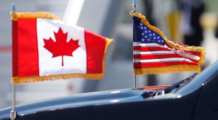 Da li Kanada zaista razmatra rat sa SAD-om? Zastave Kanade i Sjedinjenih Američkih Država jedna pored druge