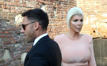 Policija je brzo reagovala!! Jelena Karleuša prijavila bivšeg supruga Duška Tošića zbog navodnog ulaska u stan na Dedinju! Policija je brzo reagovala!! Jelena Karleuša prijavila bivšeg supruga Duška Tošića zbog navodnog ulaska u stan na Dedinju!