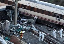Stravičan sudar brzih vozova u Španiji: Najmanje 39 mrtvih, deseci povrijeđenih…(VIDEO) Skršeni vagoni brzih vozova na tračnicama nakon sudara kod Córdobe