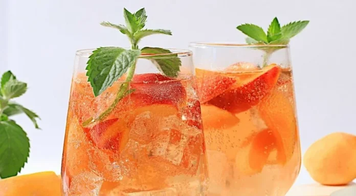 (RECEPT) Zimski koktel koji grije dušu: Mandarina i džin u savršenom spoju (RECEPT) Zimski koktel koji grije dušu: Mandarina i džin u savršenom spoju