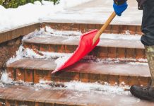 Zaboravite sol: Jednostavan trik koji uklanja led sa stepeništa za tren! Zaboravite sol: Jednostavan trik koji uklanja led sa stepeništa za tren!