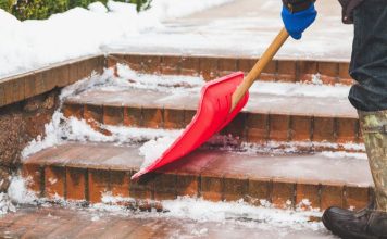 Zaboravite sol: Jednostavan trik koji uklanja led sa stepeništa za tren! Zaboravite sol: Jednostavan trik koji uklanja led sa stepeništa za tren!