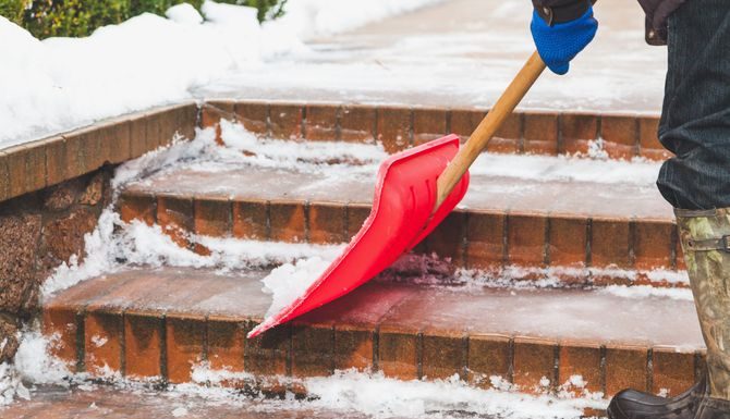 Zaboravite sol: Jednostavan trik koji uklanja led sa stepeništa za tren! Zaboravite sol: Jednostavan trik koji uklanja led sa stepeništa za tren!