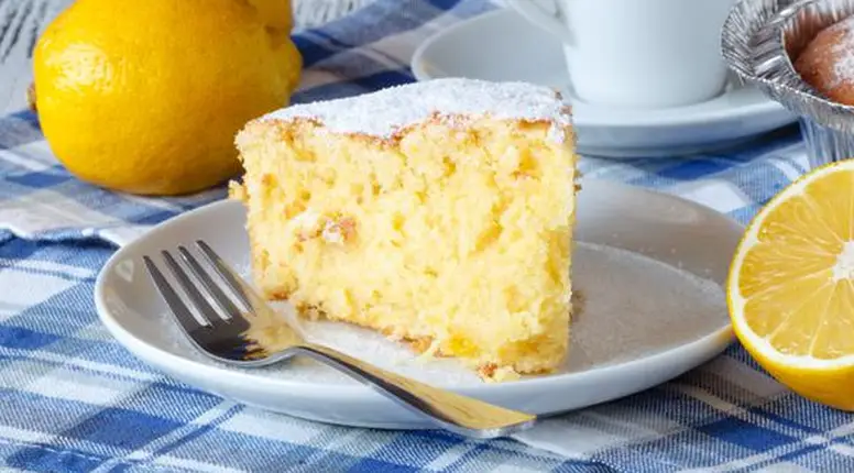 Sočni kolač s jogurtom i limunom – jednostavan, mirisan i mekan Sočni kolač s jogurtom i limunom – jednostavan, mirisan i mekan