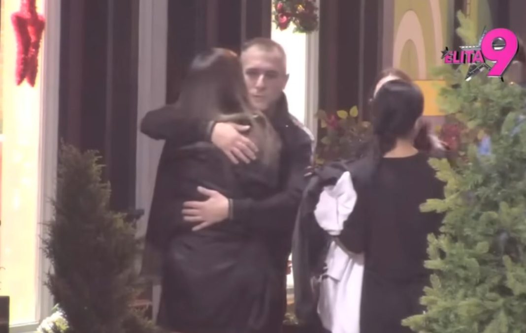 Nalet strasti koji niko nije očekivao: Kačavenda i Miki bez kočnica (VIDEO) Nalet strasti koji niko nije očekivao: Kačavenda i Miki bez kočnica (VIDEO)