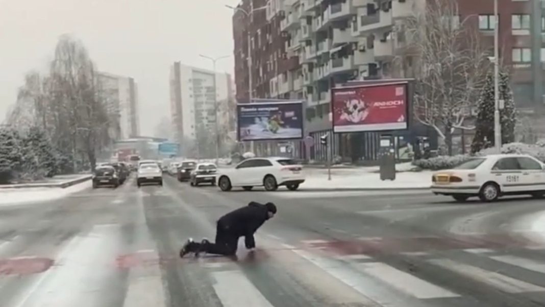 Zaleđene ulice Skoplja: Strah od pada natjerao muškarca da puzi preko ceste(VIDEO)