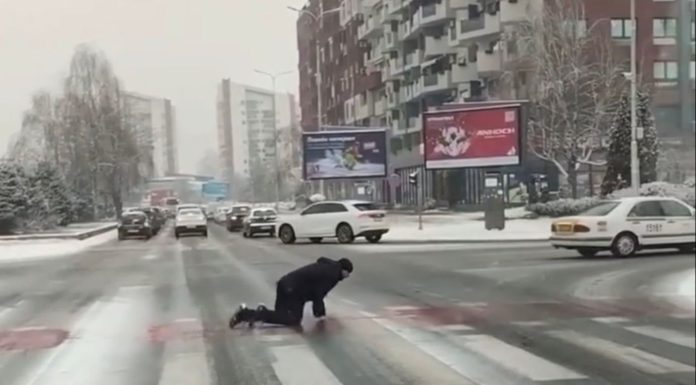 Zaleđene ulice Skoplja: Strah od pada natjerao muškarca da puzi preko ceste(VIDEO) Zaleđene ulice Skoplja: Strah od pada natjerao muškarca da puzi preko ceste(VIDEO)