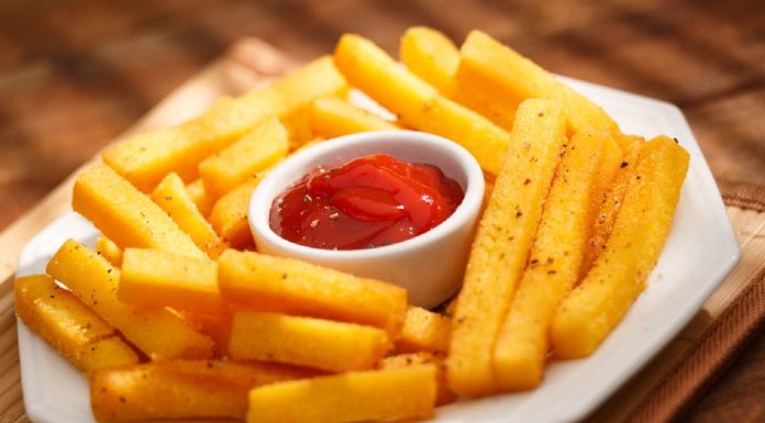 Zdrava grickalica iz rerne: Hrskava palenta koja podsjeća na pomfrit Zdrava grickalica iz rerne: Hrskava palenta koja podsjeća na pomfrit