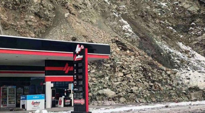 Priroda pokazala zube: Veliki odron zatrpao benzinsku pumpu kod Zvornika Priroda pokazala zube: Veliki odron zatrpao benzinsku pumpu kod Zvornika