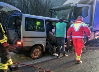 Teška nesreća kod Sarajeva: Jedna osoba poginula, osam povrijeđenih na putu Sarajevo – Pale Teška nesreća kod Sarajeva: Jedna osoba poginula, osam povrijeđenih na putu Sarajevo – Pale