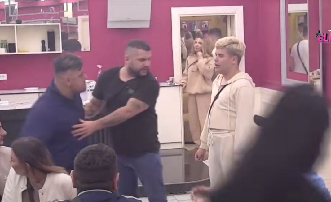 Nevjerovatno veče u Eliti: „Isterivanje đavola“ pred kamerama, Bijela kuća pod opsadom Nevjerovatno veče u Eliti: „Isterivanje đavola“ pred kamerama, Bijela kuća pod opsadom