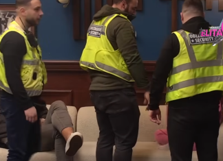 NEVIĐENI HAOS!! Momak iz obezbeđenja izgubio kontrolu u Eliti 9: Ušao u konflikt, vikao, pa nasrnuo, a kolege ga zaustavljale NEVIĐENI HAOS!! Momak iz obezbeđenja izgubio kontrolu u Eliti 9: Ušao u konflikt, vikao, pa nasrnuo, a kolege ga zaustavljale