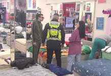 Obezbjeđenje opkolilo Bijelu kuću – novi brutalan napad šokirao učesnike! Obezbjeđenje opkolilo Bijelu kuću – novi brutalan napad šokirao učesnike!