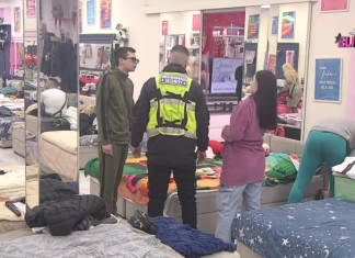 Obezbjeđenje opkolilo Bijelu kuću – novi brutalan napad šokirao učesnike! Obezbjeđenje opkolilo Bijelu kuću – novi brutalan napad šokirao učesnike!