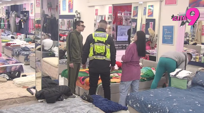 Obezbjeđenje opkolilo Bijelu kuću – novi brutalan napad šokirao učesnike! Obezbjeđenje opkolilo Bijelu kuću – novi brutalan napad šokirao učesnike!