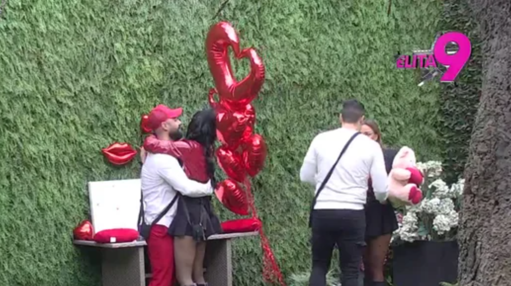 PRAVI DŽENTLMENI ILI MAJSTORI IGRE? Terza i Luka oborili Anitu i Sofiju s nogu – scena koja je zapalila mreže! (VIDEO) PRAVI DŽENTLMENI ILI MAJSTORI IGRE? Terza i Luka oborili Anitu i Sofiju s nogu – scena koja je zapalila mreže! (VIDEO)