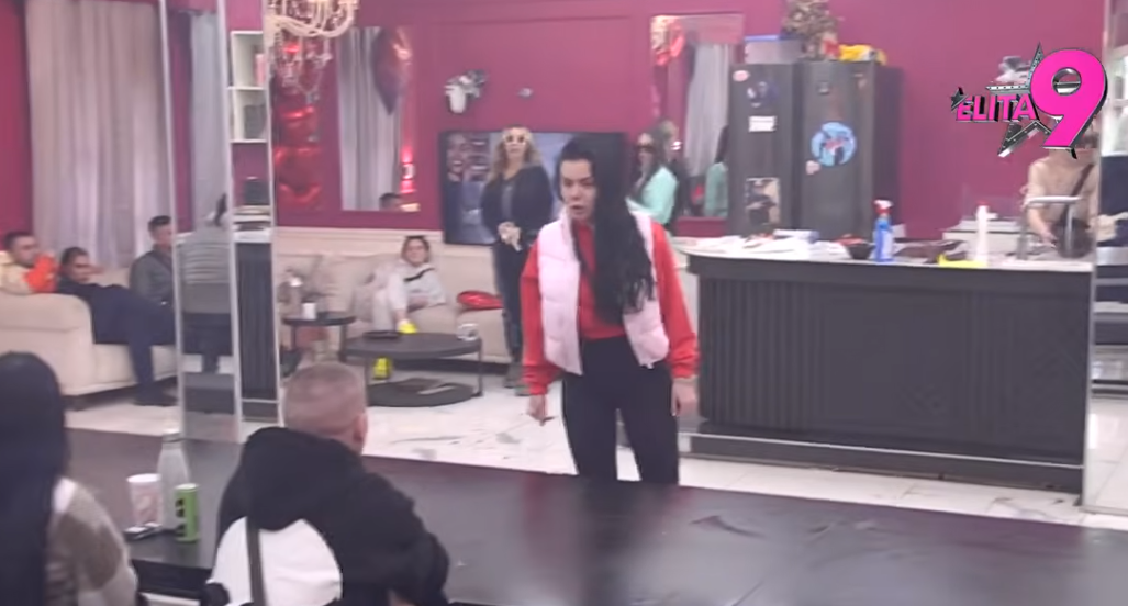 BRUTALAN OKRŠAJ U BELOJ KUĆI: Aneli potkačila Anitu, ona pobesnela i sav bes sasula na Luku! (VIDEO) BRUTALAN OKRŠAJ U BELOJ KUĆI: Aneli potkačila Anitu, ona pobesnela i sav bes sasula na Luku! (VIDEO)