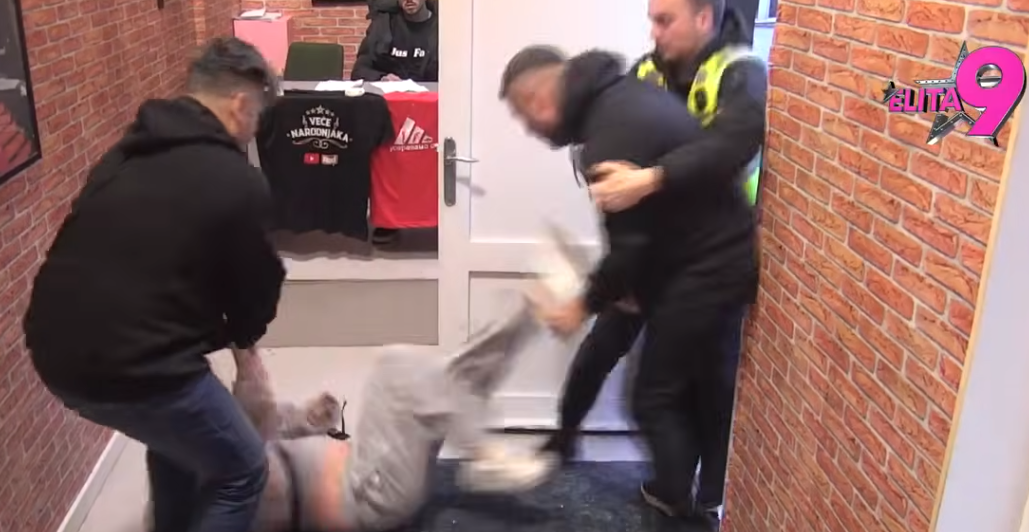 HAOS U “Eliti 9”! Asmin nasrnuo na Uroša – scena šokirala gledaoce! (VIDEO) HAOS U “Eliti 9”! Asmin nasrnuo na Uroša – scena šokirala gledaoce! (VIDEO)