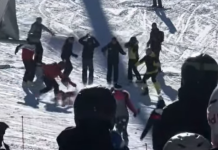 Dijete palo sa žičare na Jahorini: Stabilno, ali sa teškim povredama…(VIDEO) Skijaši koriste žičaru na planini tokom zimskog dana.