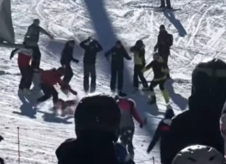 Dijete palo sa žičare na Jahorini: Stabilno, ali sa teškim povredama…(VIDEO) Skijaši koriste žičaru na planini tokom zimskog dana.