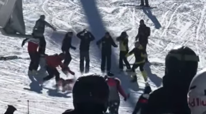 Dijete palo sa žičare na Jahorini: Stabilno, ali sa teškim povredama…(VIDEO) Skijaši koriste žičaru na planini tokom zimskog dana.