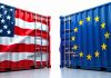 EU spremna na odgovor: Brisel razmatra “trgovinsku bazuku” protiv SAD-a Teretni kontejneri u luci sa zastavama Evropske unije i Sjedinjenih Američkih Država