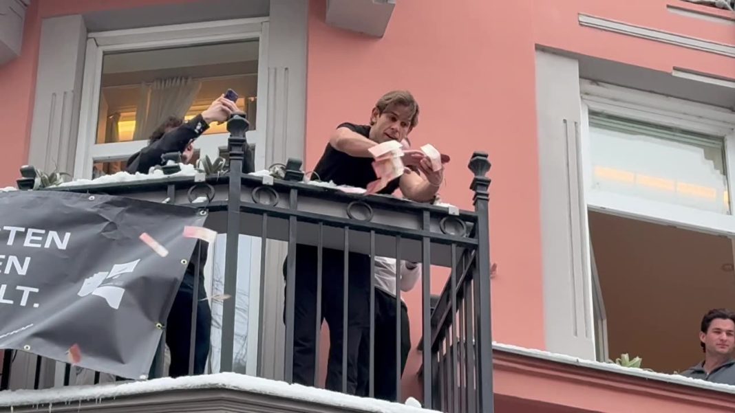 Haos u centru Beča - Influencer s balkona bacio 10.000 eura, Viralni performans ili rizična igra Maximilian Weißenböck baca novčanice s balkona iznad ulice u Beču
