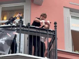 Haos u centru Beča: Influencer s balkona bacio 10.000 eura, Viralni performans ili rizična igra? Maximilian Weißenböck baca novčanice s balkona iznad ulice u Beču